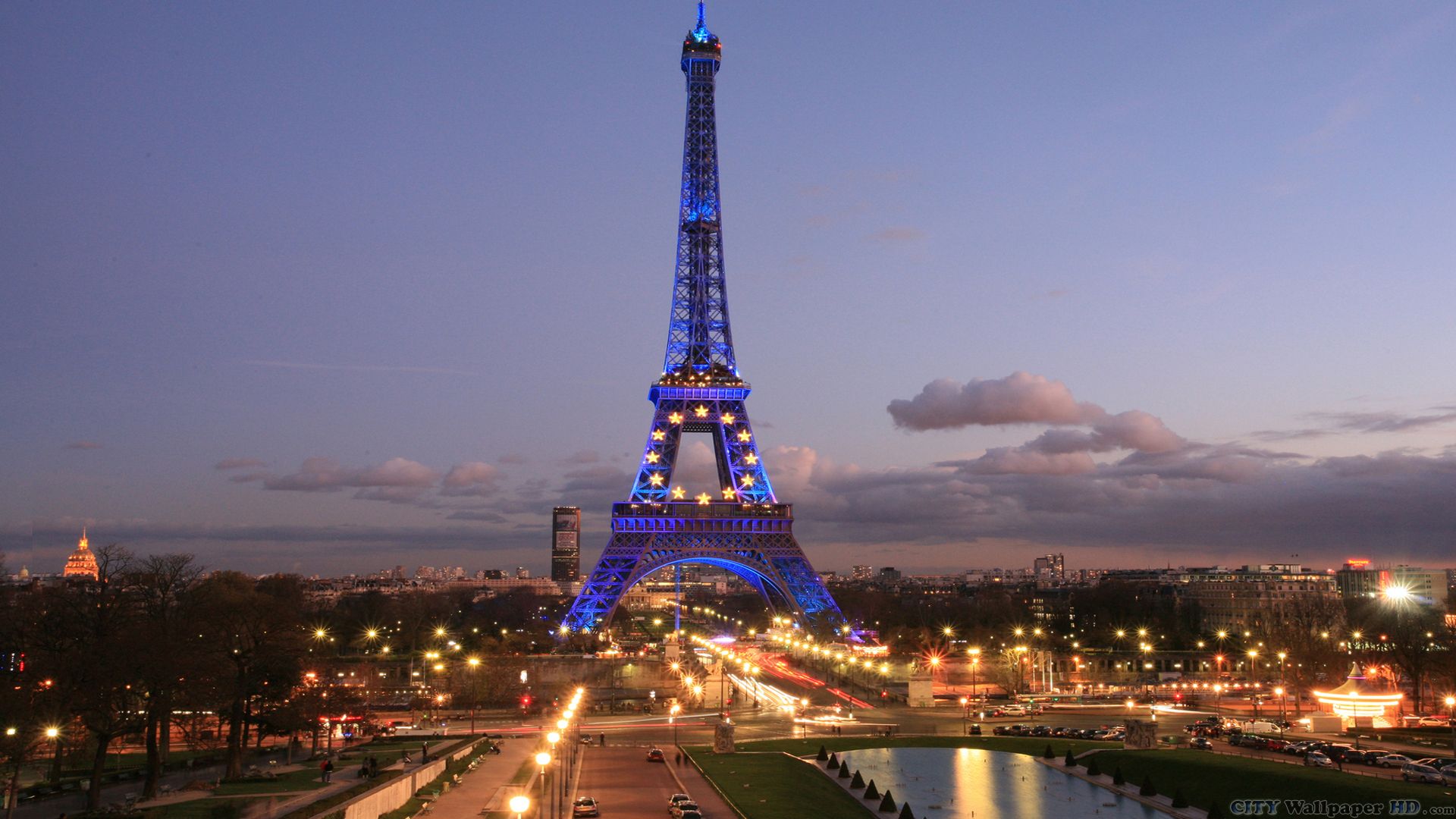 Impresionante imagen de alta resolución, brillante del papel pintado de la  noche en París.