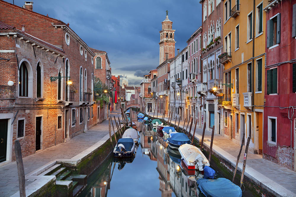 Pequeña calle en Venecia.