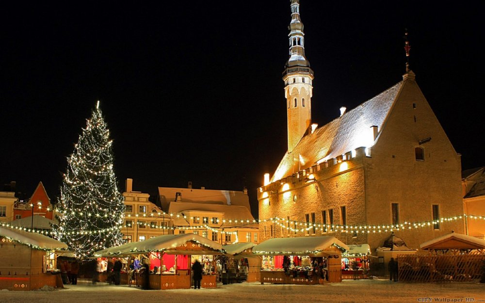 Carta da parati splendida con l'immagine della città di Tallinn, alla vigilia del nuovo anno.