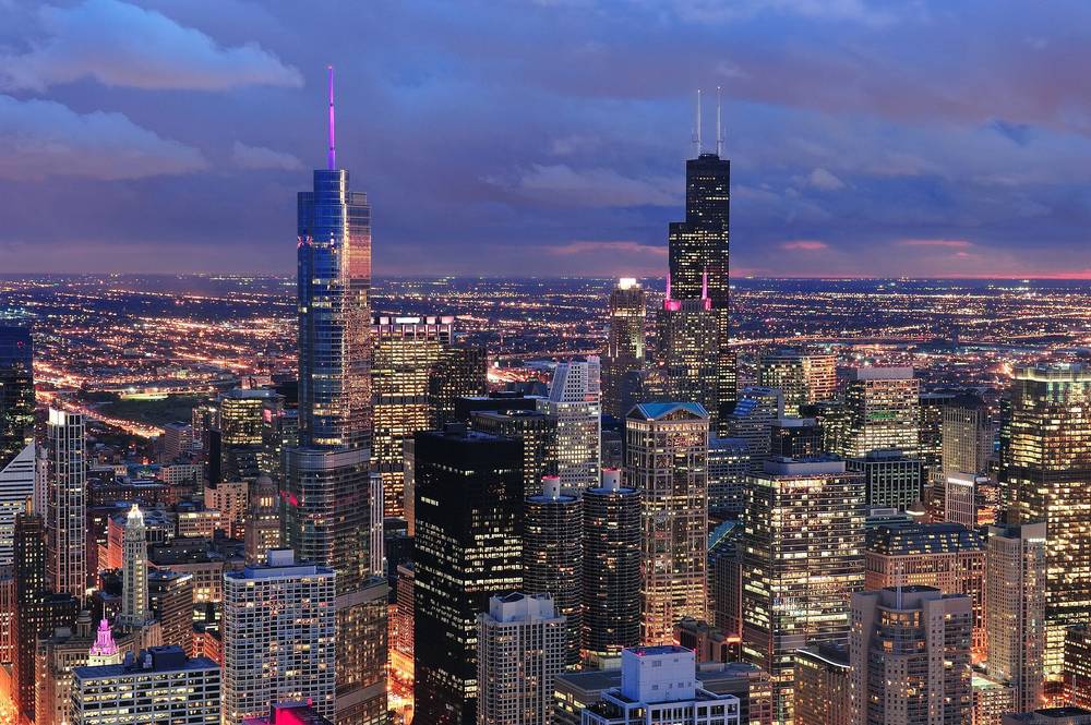 Chicago nuageux la nuit.