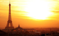 Hermosa puesta de sol en París.