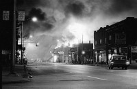 Coches de la ciudad, la delincuencia y el bullicio de Detroit en un claro, el contraste, la fotografía en blanco y negro.