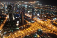 Stadt Straßen, Geld und Öl UAE Dubai.